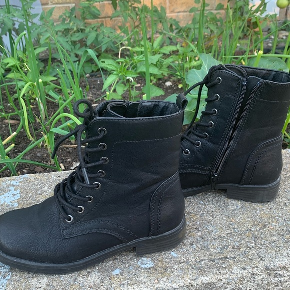 Black boots - Picture 3 of 7